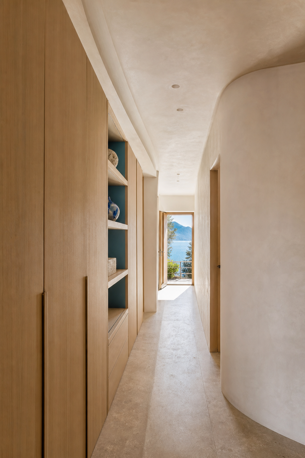 Couloir clair avec rangements intégrés et niche azur