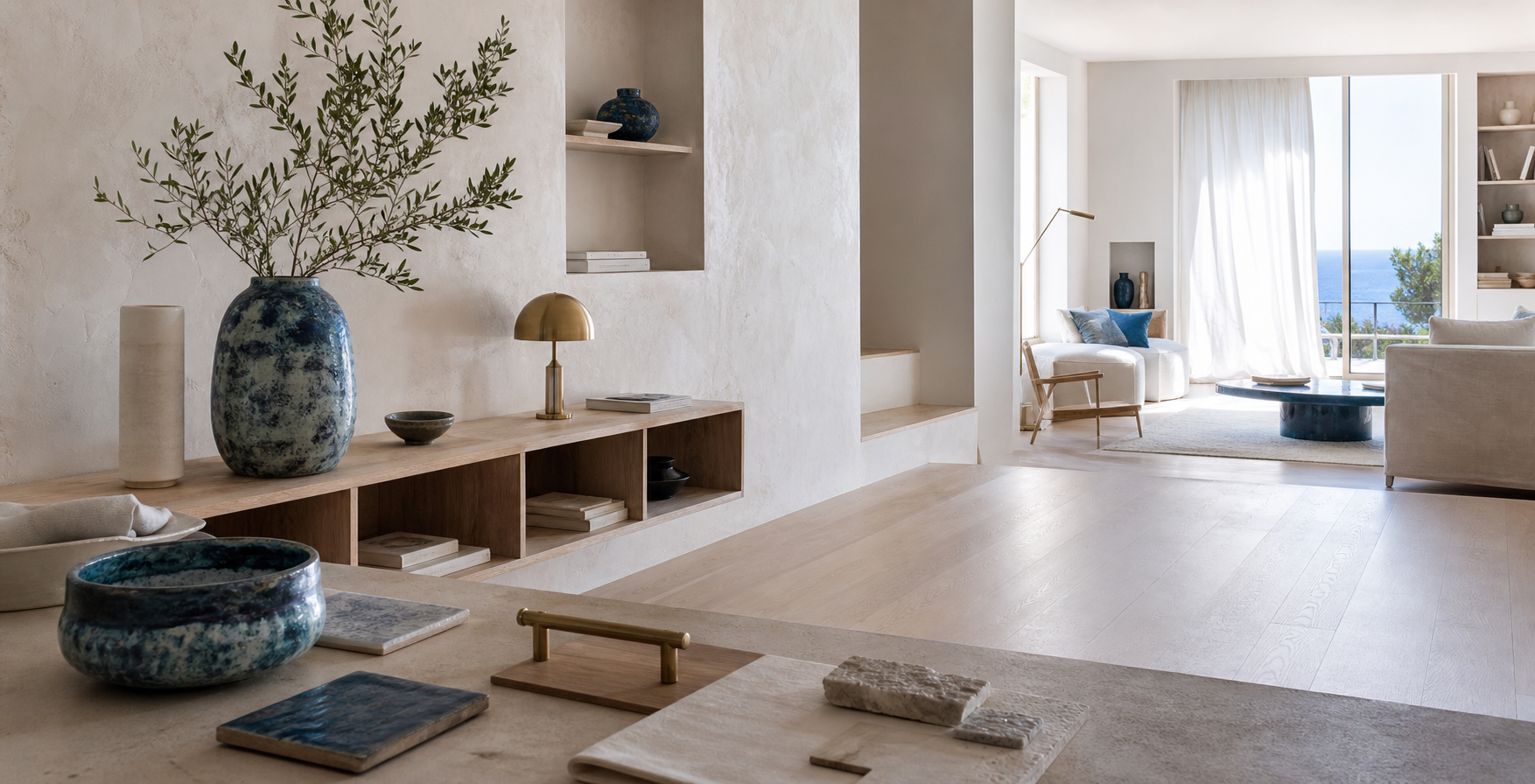 Salon contemporain clair avec bois pâle, accents azur et lumière méditerranéenne